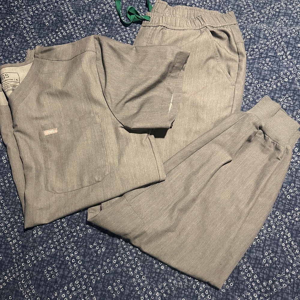 Men’s graphite figs set. Large jogger bottoms and XL top